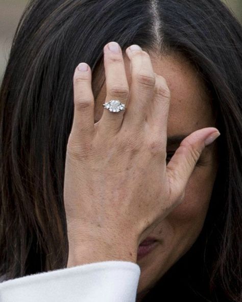 Having diamonds form the royal collection that Princess Diana wore makes the ring priceless... Meghan Markle Wedding Ring, Meghan Markle Ring, Meghan Markle Engagement Ring, Heirloom Engagement Ring, Meghan Markle Engagement, Princess Wedding Rings, Royal Engagement Rings, Archie Harrison, Meghan Markle Wedding