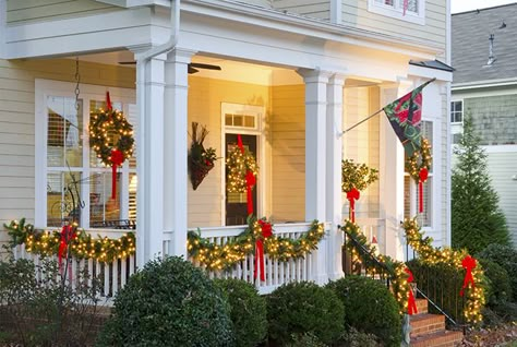 Porch Christmas Lights, Porch Christmas Tree, Porch Garland, Christmas Front Porch Ideas, Porch Ideas On A Budget, Outside Christmas Decorations, Diy Front Porch, Christmas Garlands, Porch Railing