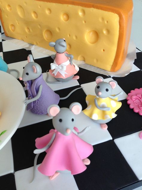 Happy Mice Cake - CakeCentral.com Thomas Cakes, Easy Minecraft Cake, Fondant Figures Tutorial, Fondant Rose, Cake Topper Tutorial, Fondant Tutorial, Gum Paste Flowers, Fondant Decorations, Christmas Clay