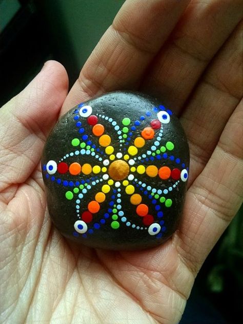 Dotting Art, Mandala Dotting, Rock Painting Tutorial, Mandala Painted Rocks, Art Pierre, Mandala Rock Art, Painted Rocks Kids, Painting Easy, Mandala Designs