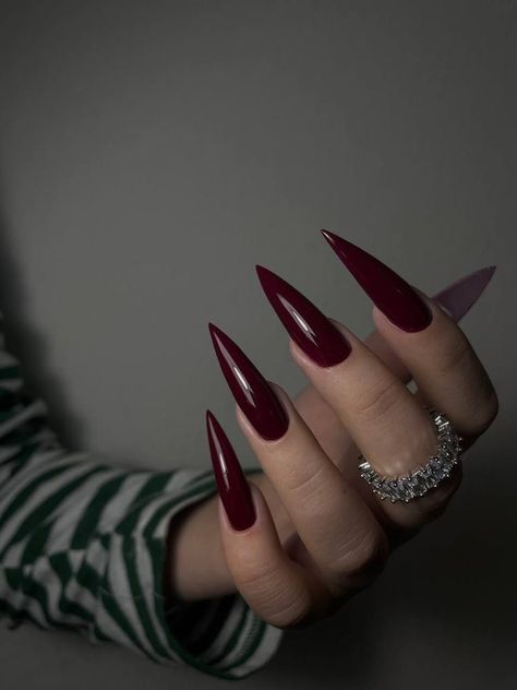 Red Stiletto Nails, Acrylic Nails Stiletto, Long Red Nails, Stilleto Nails Designs, Sharp Nails, Pointy Nails, Wow Nails, Red Acrylic Nails, Vintage Nails