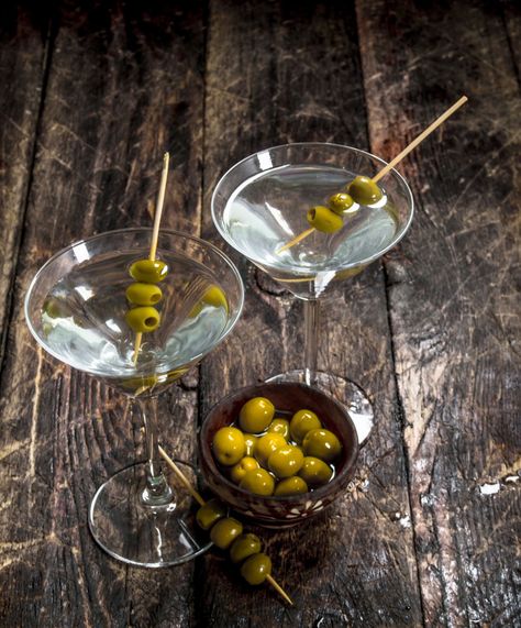 The Secret to a Perfect Martinithepioneerwoman How To Hold A Glass Of Martini, The Making Of The Perfect Martini, Martini Recipes Classic, Popular Martinis, Passion Star Martini, Christmas Martini Recipes, Pumpkin Pie Martini Recipe, Martini With Lemon Twist, Sweet Martini