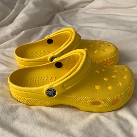 yellow crocs Yellow Crocs With Charms, Yellow Crocs Aesthetic, Kylee Aesthetic, Yellow Crocs Outfit, Crocs Aesthetics, Birkenstock Clogs Outfit, Crocs Collection, Crocs With Jibbitz, Crocs Aesthetic