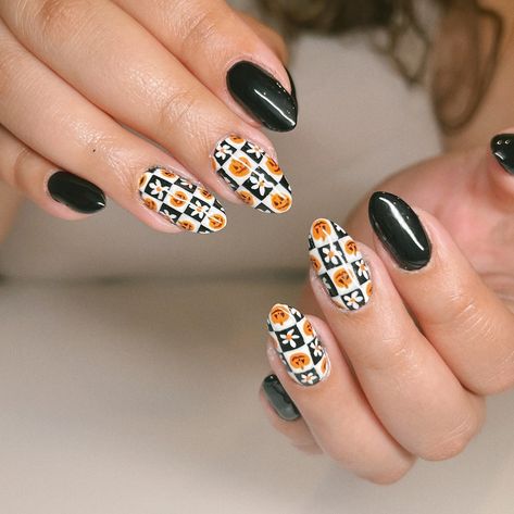 🎃🌼 Inspo @kdnailedit ❤️‍🔥
halloween pumpkin and flower checkered checkers nail art halloween nails simple cute aesthetic black and white and orange halloween nails 2024 october nail inspo aesthetic nails almond Halloween Checkered Nails, Aesthetic Nails Almond, Cute Aesthetic Black, Orange Halloween Nails, Halloween Nails Simple, Nail Inspo Aesthetic, Geeky Nails, Checkered Nails, Nail Art Halloween