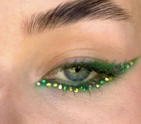 Green Eyeliner Black Women, Green Mascara Looks, Green Festival Makeup, Sports Day Makeup, Hslot Makeup, Green Eyeliner Looks, Green Eyeliner Makeup, Vine Makeup, 90s Eye Makeup