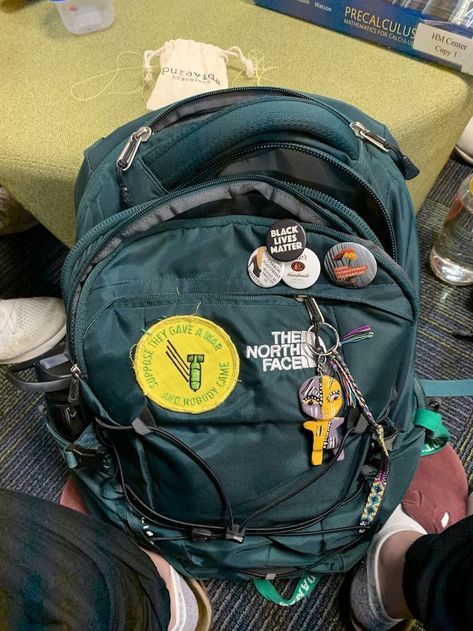 Backpack Aesthetic North Face, Aesthetic Hiking Backpack, Camping Bag Aesthetic, Hiking Bag Aesthetic, The North Face Backpack Outfit, Outdoorsy Backpack, Granola Backpack, Backpacks With Pins, The North Face Backpack Aesthetic