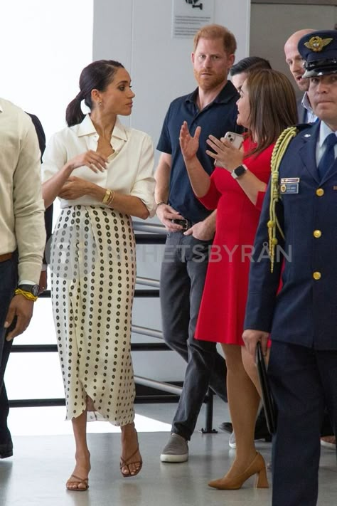 Prince Harry And Meghan Markle Visit La Giralda School During Their Tour In Colombia - 16 Aug 2024 Duchess Meghan Style, Meghan Markle 2024, Meghan Markle Toronto, Meghan Markle Pregnant, Rachel Markle, Meghan Markle Hair, Meghan Markle Suits, Rachel Zane, Meghan Markle Outfits