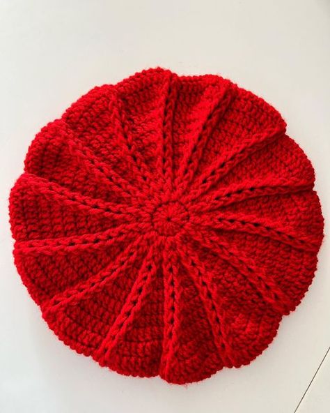 Crochet Beret Free Pattern, Crochet Berets, Crochet Beret Hat, Beret Crochet, Crochet Beret Pattern, Crochet Slouch Hat, Beret Pattern, Crochet Outfits, Crochet Summer Hats