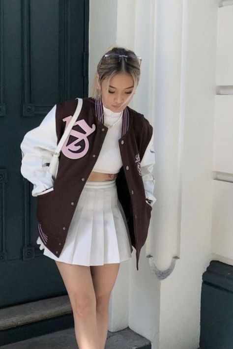 Boots outfit for women casual, fall looks with skirt Casual Boots Outfit, Tennis Skirt Outfits, Varsity Jacket Outfit, Short Coats, Tennis Skirt Outfit, White Tennis Skirt, Jeans Outfit Fall, Winter Fashion Outfits Casual, Tennis Skirts