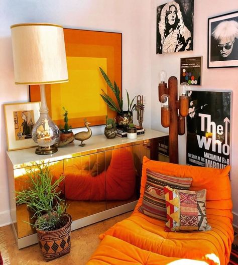 Apartment Therapy on Instagram: “We love the shades of 🧡 and rock and roll vibes of this vibrant corner #colorwithAT (Image: @kellysue_decor_delight)” Rock N Roll Living Room, 70s Room Aesthetic, Living Room 70s, 1970s Interior Design, 70s Room, Retro Interior Design, 70s Home, Retro Living Rooms, Retro Interior