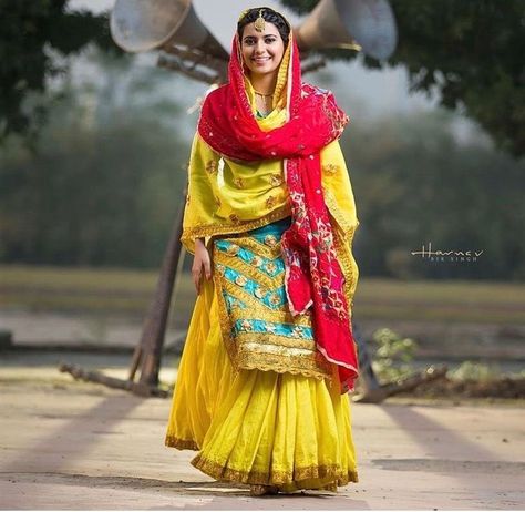 Pinterest: @pawank90 Indian Fashion Show, Nimrat Khaira, Punjabi Models, Punjabi Fashion, Punjabi Outfits, Women Suits, Embroidery Suits Design, Stylish Party Dresses, Pakistani Dress Design