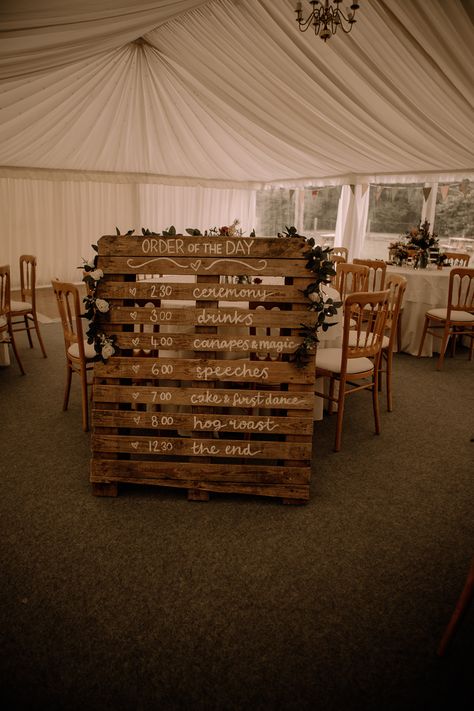 DIY Wooden Pallet Wedding Order of the Day Diy Wedding Pallet Signs, Rustic Order Of The Day, Pallet Arch Wedding, Marquee Wedding Entrance, Order Of Day Pallet, Wedding Timeline Pallet Sign, Pallet Diy Wedding, Wedding Pallet Order Of Day, Wedding Decorations Marquee