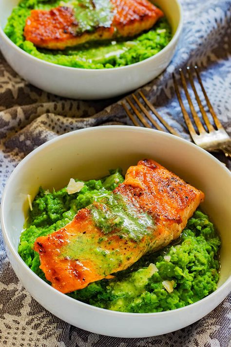 Pea Puree Recipe, Pea Puree, Crispy Salmon, Shabbat Dinner, Mushy Peas, Pan Fried Salmon, Fried Salmon, Breakfast Routine, Yummy Meals