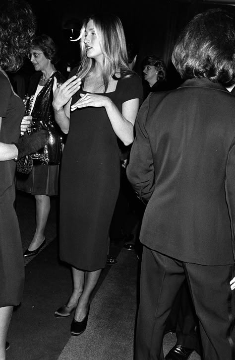 Carolyn Bessette Kennedy's Style: Never Before Seen Photos Silent Luxury Fashion, Carolyn Bassette, Caroline Bessette, Silent Luxury, Fundraiser Party, Carolyn Bessette, Celebrity Style Icons, Jfk Jr, Minimal Abstract