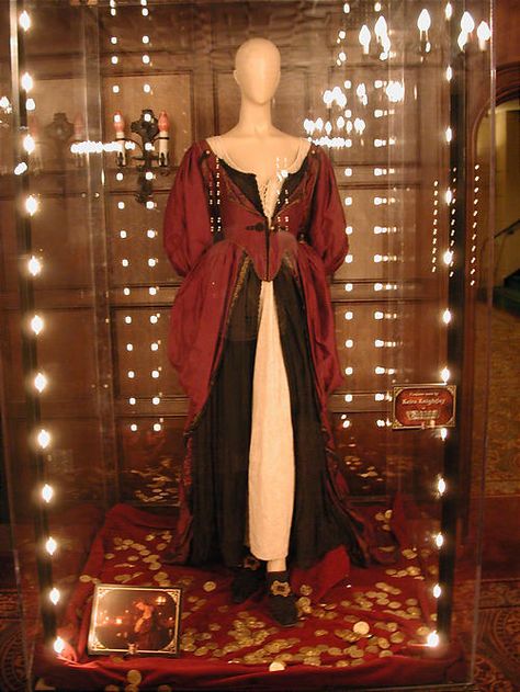 Elizabeth Swann's dress from the  "Dinner with Barbosa" scene in Pirates of the Caribbean Pirates Clothes, Elizabeth Swann Pirate, Elizabeth Swann Dress, Carribean Outfits, Pirates Cosplay, Dresses From Movies, Elizabeth Swann Costume, Pirates Of The Caribbean Costumes, Plum Gown