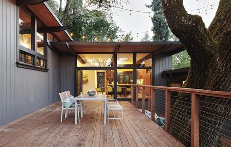 Preserving History, Embracing Modernity: The Remarkable Remodel of a 1963 Home - Mid Century Home Mid Century Modern Yard, Mid Century Deck, Mid Century Modern Deck, Modern Yard, Cladding Ideas, Mid Century Modern Exterior, Area Gourmet, Modern Deck, Eichler Homes