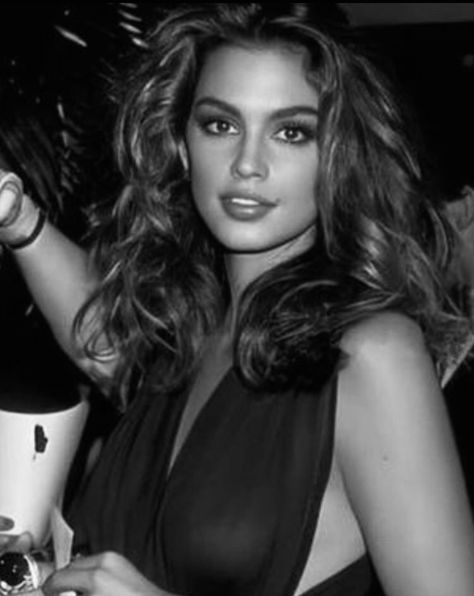 Kristy Turlington 90s, Cindy Crawford Black And White, Guess Models 90s, 90s Cindy Crawford, Cindy Crawford Runway, Oval Face Celebrities, Cindy Crawford Young, Cindy Crawford 90s, Iconic Pfp