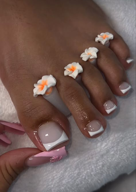 December Toe Nails, Feet Acrylic Nails French Tips White, French Tip Pedicure With Flower Design, French Tip Pedicure With Flower, French Toes With Flower, White Flower On Toenail, Pink Tip Nails, Gel Toe Nails, Pretty Toe Nails