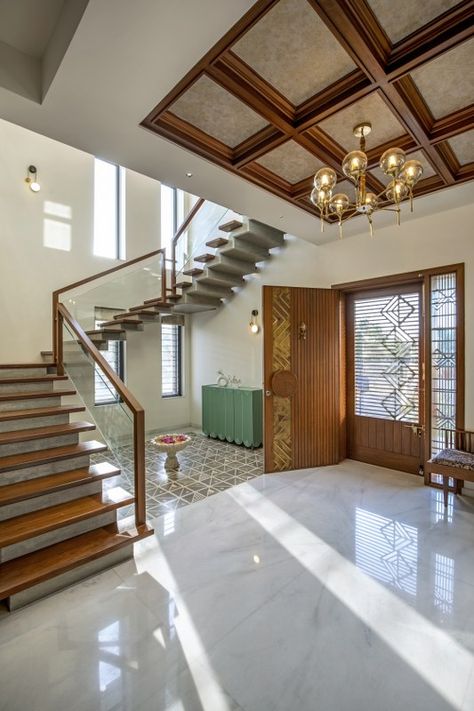 House Hall Design, Staircase Interior Design, Gambar Lanskap, Design Hall, Staircase Design Modern, Stairs Design Interior, House Redesign, Indian Home Design, Stairs Design Modern