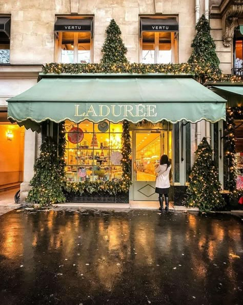 Best Hot Chocolate in Paris: Indulge in the Ultimate Parisian Delight - Dreaming In French Blog Parisian Christmas Decor, Hot Chocolate In Paris, Lifestyle Painting, Jewelry Shop Design, Pastry Cafe, Parisian Christmas, Boutique Store Front, Christmas Pastry, Paris Shops