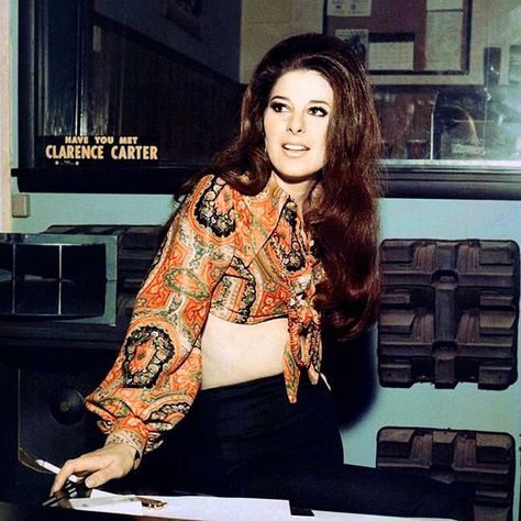 Bobbie Gentry whilst recording her album Fancy, at Muscle Shoals in 1970. Bobbie Gentry, Mississippi Delta, Music Icon, Moda Vintage, Music Fashion, 60s Fashion, 70s Fashion, Mississippi, Bell Bottoms