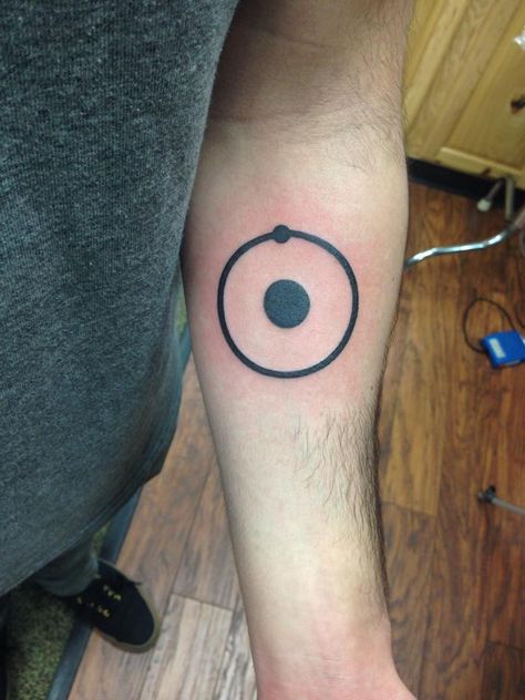 dr. manhattan's emblem Manhattan Tattoo, Hydrogen Molecule, Tattoos Pequeños, Physics Tattoos, Dr Manhattan, Molecule Tattoo, Circle Tattoos, Wild Tattoo, Celtic Tattoos