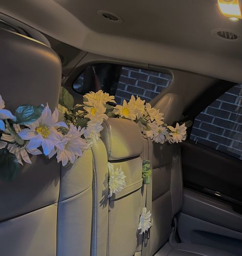 Car Exterior Decorations, Cottage Core Car, Flower Bookey, Prom Car, Mom Prom, Starbucks Ideas, Car Things, Inside Car, Car Deco