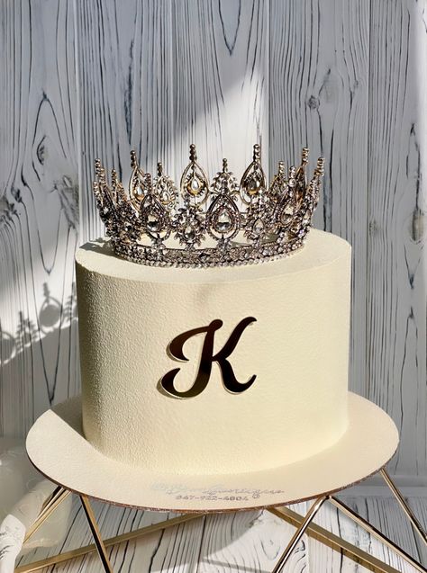 Expensive Cakes Birthday, Glamorous Cakes Birthday, Tortas Aesthetic Vintage, Luxury Cakes Birthday For Women, Birthday Cake With Crown, Luxury Birthday Cake, Queen Birthday Cake, Queens Birthday Cake, Golden Birthday Cakes