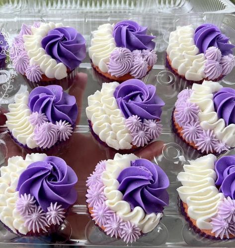 Purple And White Cupcakes, Purple Cupcakes Ideas, Beautiful Cupcakes Birthday, Lavender Cakes, Cupcake Icing Designs, Black And White Cupcakes, Deco Cupcake, Buttercream Cookies, Icing Designs