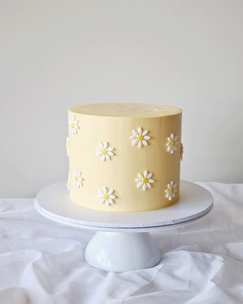 Boho Daisy Cake🌼 #daisycakes #daisyflowercake #floralcakes #bohochiccake #bohoinspired #bohodaisycake #bohodaisy #girlsbirthdaycakes #girlycakes #fondantdaisies #tarneit #truganina #mambourin #rockbank #carolinesprings #taylorslake #manorlakes #pointcookcakes #pointcook #sanctuarylakes Daisy Theme Smash Cake, Yellow Birthday Ideas, White Cake Pink Flowers, Daisy First Birthday Theme Food, Birthday Cake Daisy Flower, Pink Daisy Birthday Cake, Simple Second Birthday Cake, Daisy Theme Cake Smash, Daisy Cookie Cake