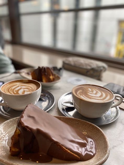 Coffee And Cake Aesthetic, Pretty Coffee, Coffee Obsession, Coffee Aesthetic, Aesthetic Coffee, But First Coffee, Food Obsession, Cafe Food, Interesting Food Recipes