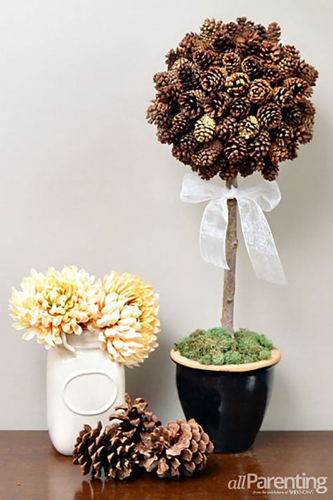 Farmhouse Pinecone DIY Ideas willl fill your home with the feeling of Winter and the Holidays! All of these projects are quick, easy and look amazing! Cone Topiary, Pinecone Candle Holder, Fire Starters Diy, Pine Cone Tree, Topiary Diy, Penguin Crafts, Pinecone Garland, Pine Cone Art, Pine Cone Candles