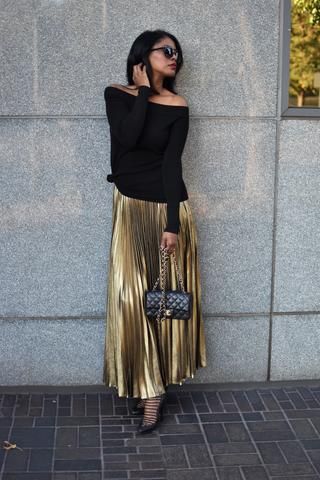 Gold Skirt Outfit Metallic, Gold Pleated Skirt Outfit, Metallic Pleated Skirt Outfits, Gold Skirt Outfit, Metallic Skirt Outfit, Skirt Folds, Pleated Skirt Outfits, A Line Skirt Outfits, Gold Metallic Skirt