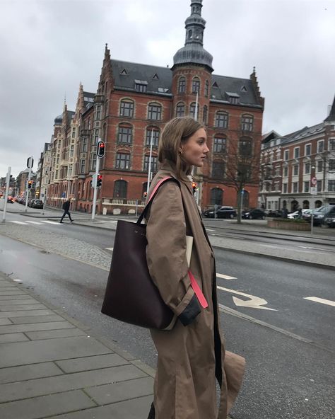 Amalie Moosgaard Nielsen (@amaliemoosgaard) • Instagram-foto's en -video's Aarhus, Winter Fits, 가을 패션, Look Fashion, Fashion Inspo Outfits, Winter Fashion, Trench Coat, Fall Outfits, A Woman