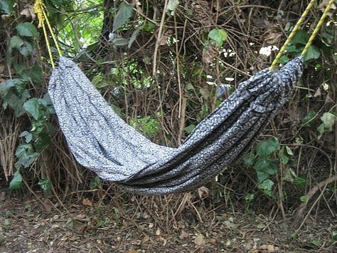 Lil Miss Caro's Blog: Random Cute Craft Tutorials Homemade Hammock, Newspaper Diy, Make Beads, How To Spray Paint, Recycled Newspaper, Courtyard Ideas, Diy Hammock, Camping 101, Apocalypse Survival