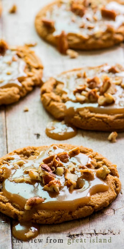 Pecan Praline Cookies ~ irresistible chewy brown sugar cookies topped with a layer of caramel pecan praline ~ you won't be able to keep your hands off them! #cookies #pecancookies #christmascookies #dessert #praline #recipe Praline Frosting, Pecan Praline Cookies, Praline Cookies, Pumpkin Praline, Christmas Cookies Recipes, Cookies Pumpkin, The View From Great Island, Pecan Praline, Brown Sugar Cookies