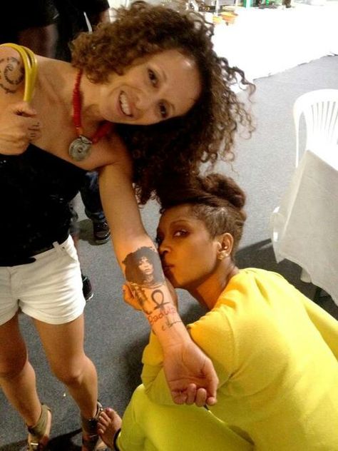 Erykah admiring a fan's tattoo of her. Erykah Badu Tattoo, Eryka Badu, Soul Tattoo, Fan Tattoo, Erykah Badu, Bad Tattoos, Neo Soul, Tattoo Inspo, Meaningful Tattoos