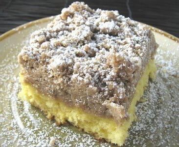 Make Copycat Starbucks Coffee Cake with This Easy Cake-Mix Hack Starbucks Coffee Cake, Copycat Starbucks Recipes, Coffee Cake Recipes, Starbucks Recipes, Think Food, Yellow Cake, Cake Mix Recipes, Yellow Cake Mixes, Piece Of Cake