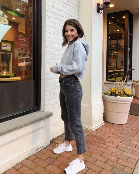 Viviane Audi on Instagram: “Simple, comfy outfits are my favorite 🖤 . . . . . Everything is linked! #vivianewears Shop my daily looks by following me on the…” Vivian Audi, Viviane Audi, Teenage Outfits, Mom Jeans Outfit, Study Style, Ford Gt, Jeans Outfit, Mode Inspo, 가을 패션