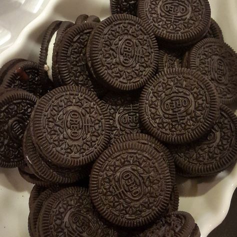 Oreo Asthetic, Oreos Aesthetic, Oreo Aesthetic, Becka Mack, Fruit Chip, Food Therapy, Easy Snack Recipes, Yummy Comfort Food, Food Goals