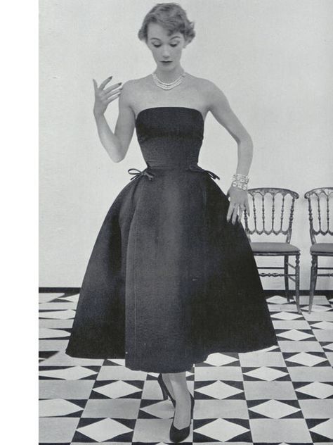 'Sonnet' dress, autumn/winter 1952 Haute Couture collection Christian Dior Dress, Dior Dresses, Summer Gowns, Jacques Fath, Givenchy Couture, Vintage Fashion 1950s, Dior Collection, Dior Dress, Fashion 1950s