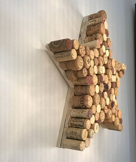 Wine Cork Crafts Christmas, Wine Cork Diy Crafts, Wine Cork Projects, Cork Wreath, Cork Crafts Diy, Wine Cork Diy, Wine Cork Art, Cork Projects, Cork Diy