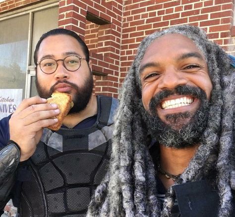 Jerry and Ezekiel from The Kingdom Twd Screenshots, Khary Payton, King Ezekiel, Daryl And Rick, Cast Pictures, Dead King, Twd Cast, Walking Dead Funny, Walking Dead Cast