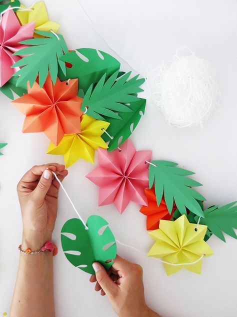 The tropical garland you need for your summer party - Dream a Little Bigger Summer Paper Crafts, Tropical Garland, Diy Summer Decor, Tropical Birthday Party, Island Party, Tropical Party Decorations, Deco Jungle, Hawaiian Party Decorations, Luau Theme Party