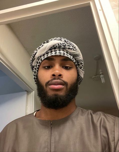 Turban Men Fashion, East African Men, Keffiyeh Men, Black Man With Glasses, Eid Fits, Arab Head Scarf, Headband Men, Stylish Caps, Muslim Men