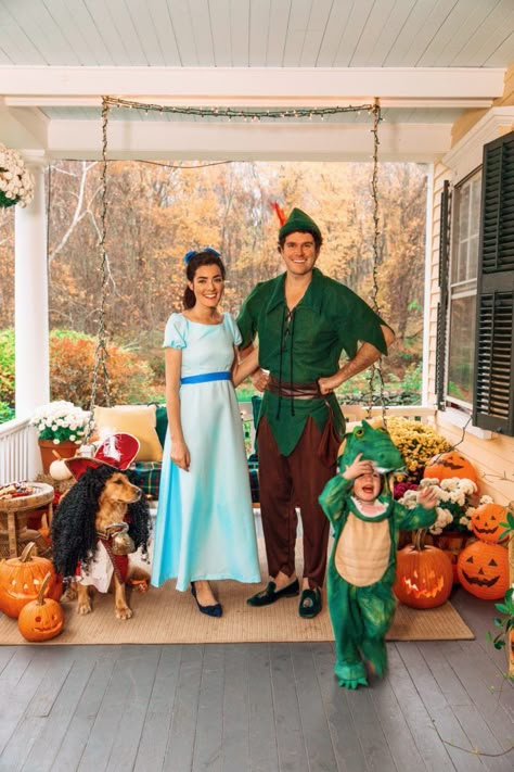 Disfraz Peter Pan, Peter Pan Halloween Costumes, Peter Pan Halloween, Wendy Costume, Family Costumes For 3, Disney Family Costumes, Family Themed Halloween Costumes, Peter Pan Costumes, Themed Halloween Costumes