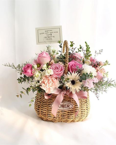 Flower Station, Basket Flower Arrangements, Săpunuri Handmade, Bouquet Box, Spring Arrangements, Spring Floral Arrangements, Flower Arrangements Simple, Floral Arrangements Diy, Floral Baskets