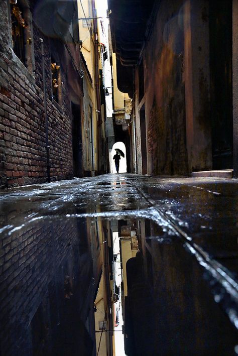 la beauté de la pluie Christophe Jacrot, Alley Way, Reflection Photography, Foto Tips, Twilight Zone, City Photography, Street Photo, Urban Photography, Reference Photos