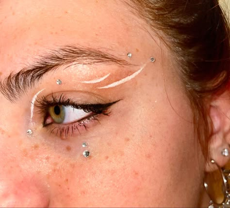 Glitter Gem Eye Makeup, Graphic Liner With Rhinestones, Makeup Rhinestones Eye, Gems Eyeliner, Gems On Eyes, White Liner Makeup Looks, White Liner Makeup, Eyeliner Aesthetic, White Eye Makeup