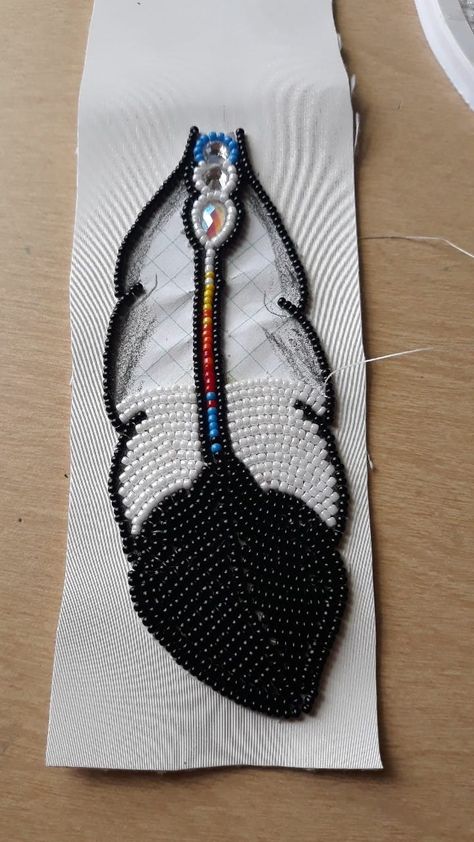 Feather Beading Pattern, Seed Bead Feather Pattern, Beading Native American, Feather Bead Pattern, Beaded Patterns Native, Beaded Patches Beadwork, Beading Projects Native, Embroidery Stitches With Beads, Beaded Feathers Native American